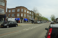 900962 Gezicht op de Amsterdamsestraatweg te Utrecht, uit het noordwesten, met links de ingang van de Voltastraat en de ...